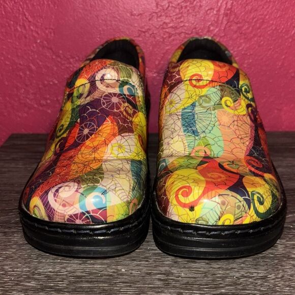 Klogs colorful swirls print shoes. Size 6.5. - Picture 8 of 8